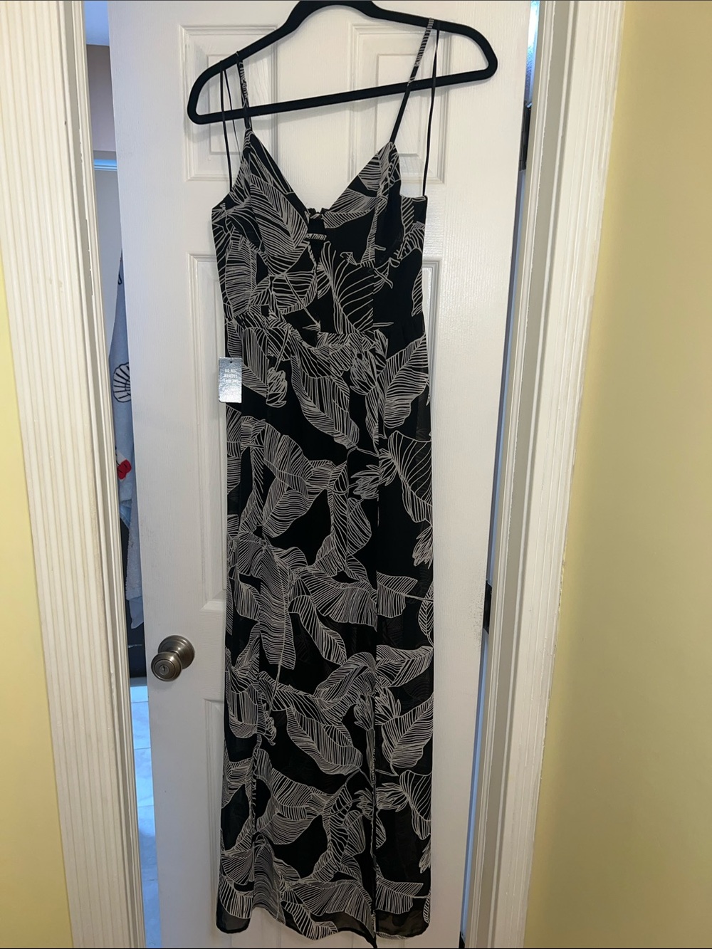 Express Black & White Leaf Print maxi Dress - Women